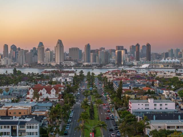 545 Orange Ave, Coronado CA: https://media.crmls.org/mediaz/d07a2bda-1c3d-48a4-95e0-bd4e039d637b.jpg