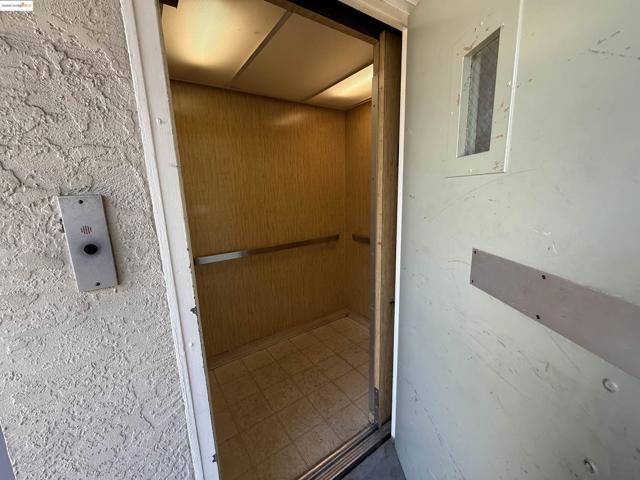 3877 Howe St, Oakland CA: https://media.crmls.org/mediaz/d07a9b16-d9f2-406c-a6b6-3f85970ff4b8.jpg