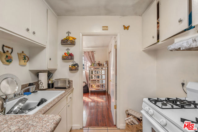 7442 Vineland Avenue, Sun Valley CA: https://media.crmls.org/mediaz/d07c29bf-48ca-4099-b8ed-af1b70e2b2ce.jpg