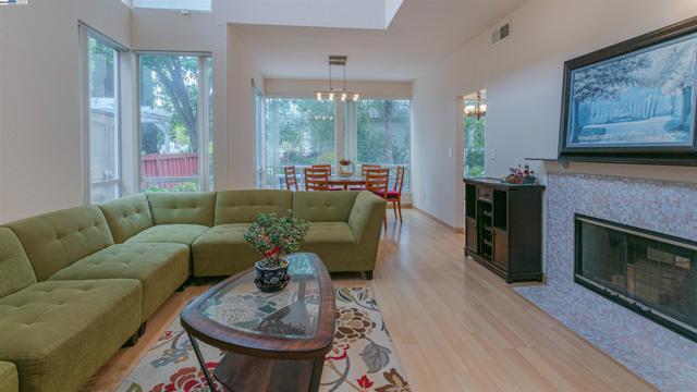 906 Vista Pointe Dr, San Ramon CA: https://media.crmls.org/mediaz/d07d3181-12ef-4ee4-a570-379a703e1c41.jpg