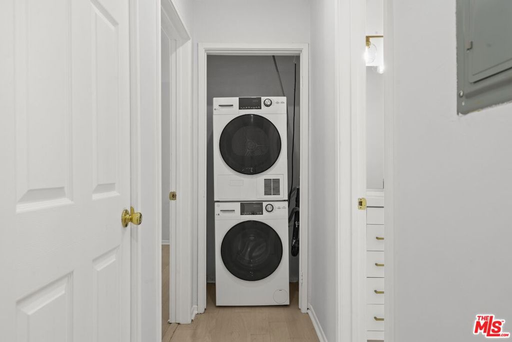 https://media.crmls.org/mediaz/d07d84a6-7cc2-4d98-b3b9-cf46ab0ccf20.jpg?preset=X-Large