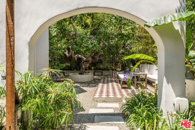 8249 Marmont Lane, Los Angeles CA: https://media.crmls.org/mediaz/d07ec0e3-a150-425a-9fe4-479f986e58c5.jpg
