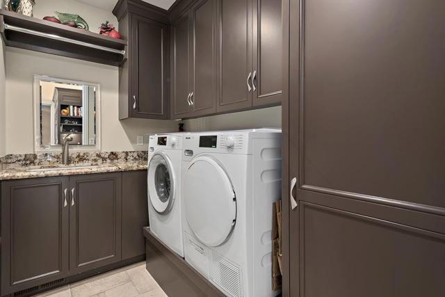 19 Susan Gale Court, Menlo Park CA: https://media.crmls.org/mediaz/d07f85b6-924f-4db3-aa20-e7571969285e.jpg
