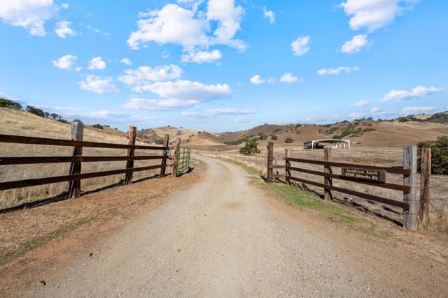 20101 Panoche Road, Paicines CA: https://media.crmls.org/mediaz/d080c611-5c96-4292-994c-f823555fdb70.jpg