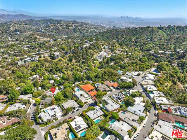 2442 Green View Place, Los Angeles CA: https://media.crmls.org/mediaz/d080f974-8054-44ad-950f-92b49dab49dc.jpg