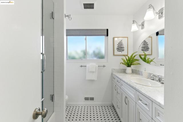 7927 Phaeton Dr, Oakland CA: https://media.crmls.org/mediaz/d0815d85-acf2-4dda-b960-3fa82a614130.jpg