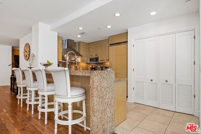 447 N Doheny Drive, Beverly Hills CA: https://media.crmls.org/mediaz/d081b7fd-30ba-4933-b810-34c0a45a817e.jpg