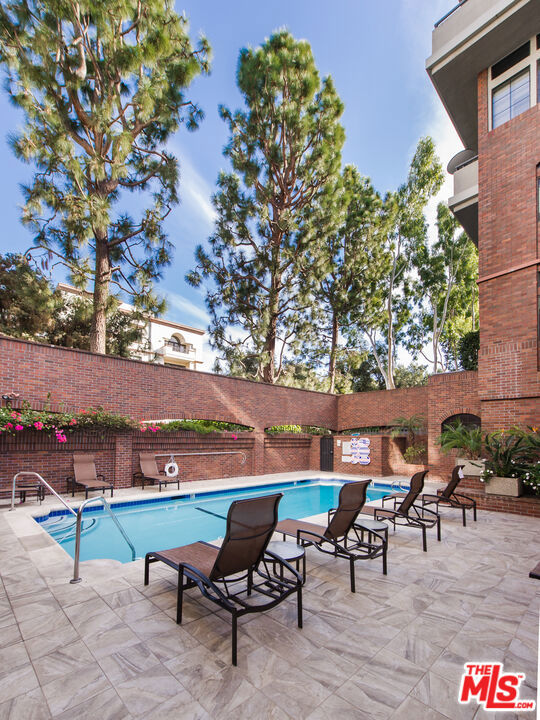 200 N Swall Drive, Beverly Hills CA: https://media.crmls.org/mediaz/d083cf23-fdfe-420f-b8a4-f7bf12fb88e5.jpg