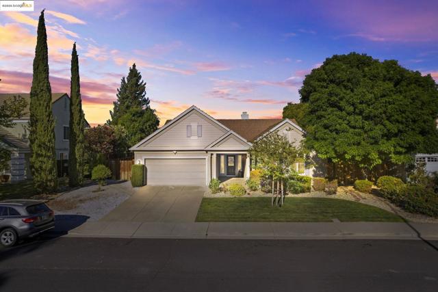 1030 Orchid Dr, Brentwood CA: https://media.crmls.org/mediaz/d0857968-e475-4e87-bff7-44c92b45986f.jpg