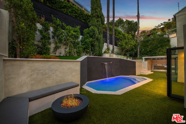 8721 Sunset Plaza Terrace, West Hollywood CA: https://media.crmls.org/mediaz/d085b99c-6c57-4eef-a2ac-41dbda9b228c.jpg