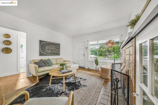 5925 Outlook Ave, Oakland CA: https://media.crmls.org/mediaz/d086a4f8-4e6b-46de-ac38-5e5b318240fb.jpg