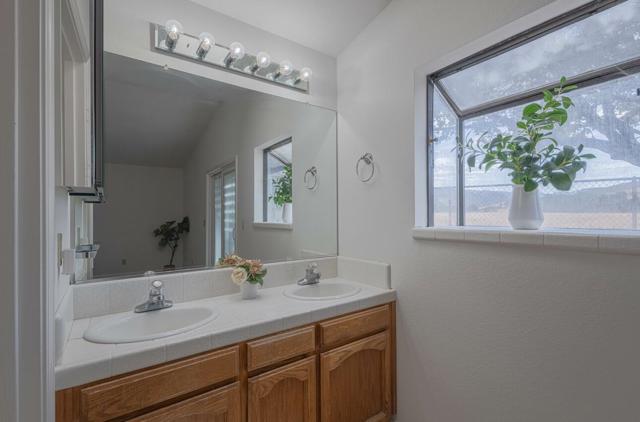 46480 Pine Meadow Place, King City CA: https://media.crmls.org/mediaz/d086e881-7852-46d8-af49-4fb861086ff0.jpg