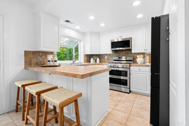 Detail Gallery Image 8 of 56 For 2655 Seacrest, Vista,  CA 92081 - 3 Beds | 2/1 Baths