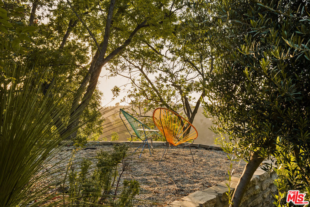 https://media.crmls.org/mediaz/d08a510d-3ad3-4e47-bef9-ca0a327c819b.jpg?preset=X-Large