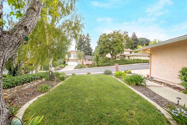 11868 Bloomington Way, Dublin CA: https://media.crmls.org/mediaz/d08afbb2-6385-4601-a946-3e80c06f995f.jpg