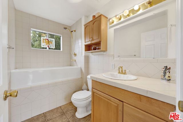 28461 Driver Avenue, Agoura Hills CA: https://media.crmls.org/mediaz/d08b10ff-6e6d-4032-b854-a70201411a3c.jpg