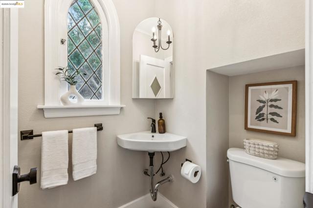 725 Carlston Ave, Oakland CA: https://media.crmls.org/mediaz/d08b410e-952d-4bf8-97ba-d9e3c1232e91.jpg