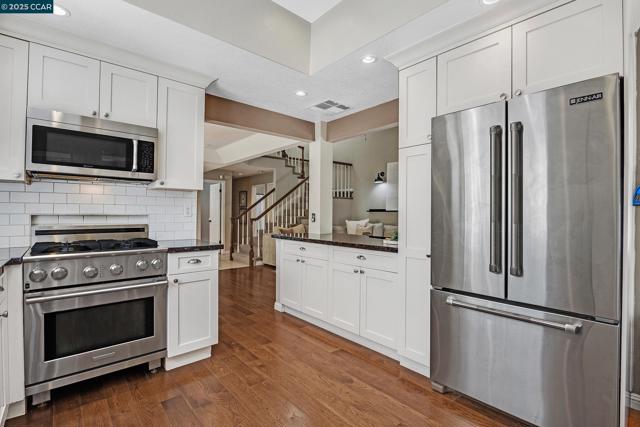 60 Rainbow Cir, Danville CA: https://media.crmls.org/mediaz/d08bfcae-5ba1-4c0d-bf48-f3c3983c6b08.jpg