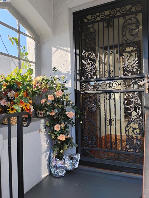 2621 66th Avenue, Oakland CA: https://media.crmls.org/mediaz/d08db3e1-d632-4d50-8590-e9c7a7632115.jpg