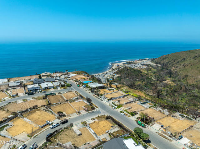 18449 Kingsport Drive, Malibu CA: https://media.crmls.org/mediaz/d08e9c92-0628-496c-831c-7ed32593a4cd.jpg