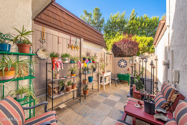 22421 Jeffrey Mark Court, Chatsworth CA: https://media.crmls.org/mediaz/d08f6cb7-8fd8-4ee1-bd94-09271ea35fd6.jpg