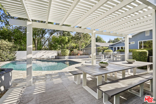 6002 Jumilla Avenue, Woodland Hills CA: https://media.crmls.org/mediaz/d08fbe37-0050-493d-af64-04603ef3d03d.jpg