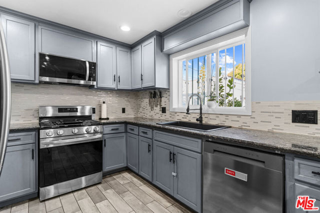 2205 S Burnside Avenue, Los Angeles CA: https://media.crmls.org/mediaz/d09075f3-22db-49ea-b8e7-91e70a04d341.jpg