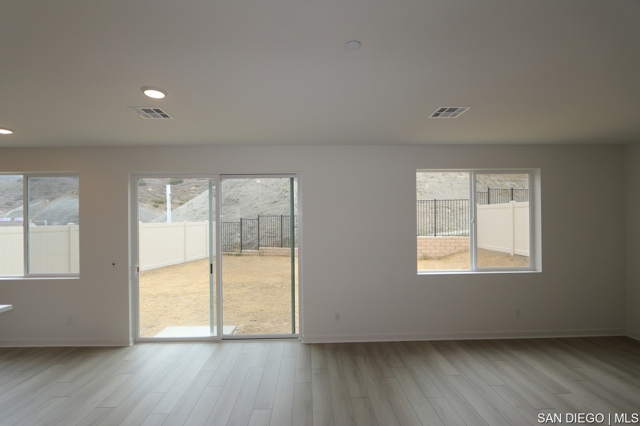 637 Meadowood ST, Fallbrook CA: https://media.crmls.org/mediaz/d0911659-892c-417a-a071-7e2ec273d3e7.jpg