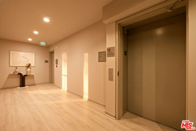 928 N Croft Avenue, Los Angeles CA: https://media.crmls.org/mediaz/d091b0a7-0db9-4313-964e-983afb9ef5de.jpg