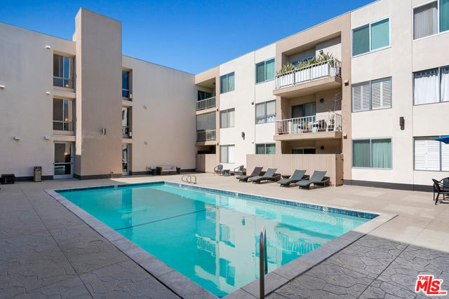 927 N Kings Road, West Hollywood CA: https://media.crmls.org/mediaz/d091cdea-16a0-4322-9da4-4c1c55623aec.jpg