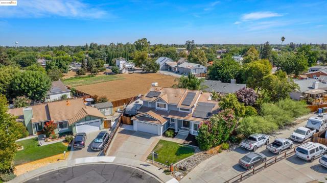235 Pecan Pl, Brentwood CA: https://media.crmls.org/mediaz/d091ce4a-37f3-4765-9ea4-5ec38ce91fef.jpg