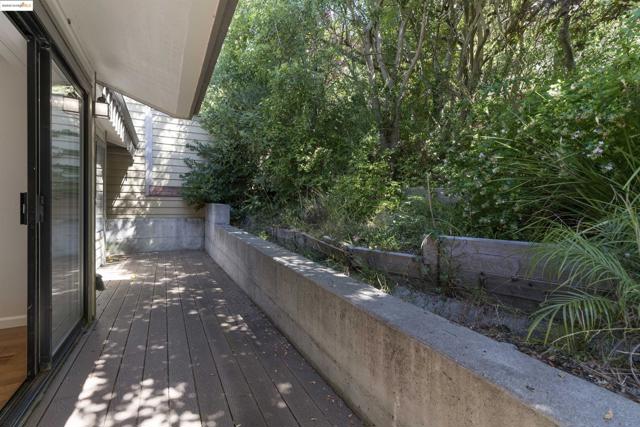 1881 Grand View Drive, Oakland CA: https://media.crmls.org/mediaz/d092f3ce-55a6-4a19-8e8e-f8b9ec738d01.jpg