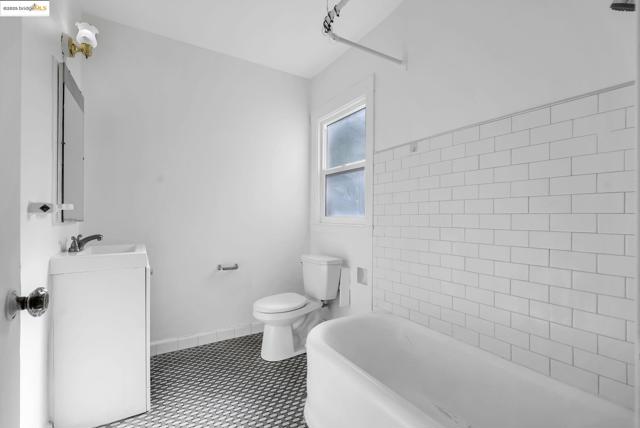 2340 Virginia St, Berkeley CA: https://media.crmls.org/mediaz/d0938a91-3f44-4c27-8215-3eaae6e332d0.jpg