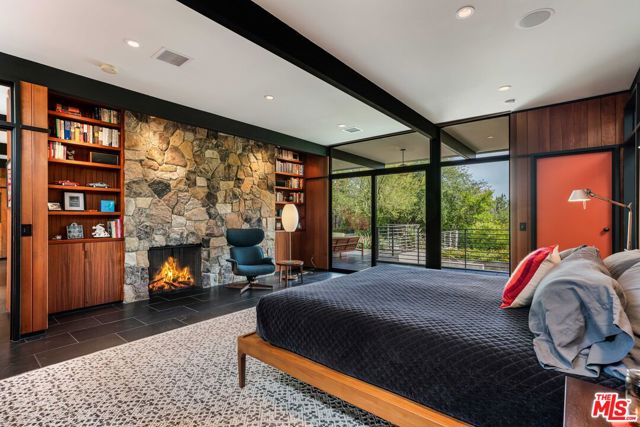 5228 Escalante Drive, La Canada Flintridge CA: https://media.crmls.org/mediaz/d093c6f3-2384-416e-8cc6-70fca053359b.jpg