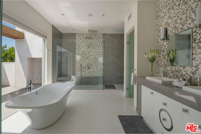 633 N Laurel Avenue, Los Angeles CA: https://media.crmls.org/mediaz/d093ce0f-e1d0-44ff-8fbc-053dbd04ab89.jpg