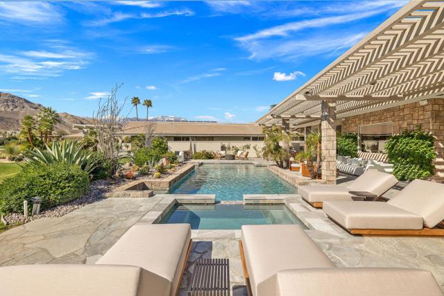 9 Regency Drive, Rancho Mirage CA: https://media.crmls.org/mediaz/d094bad0-68ab-4a8a-83fe-87e615c470b5.jpg