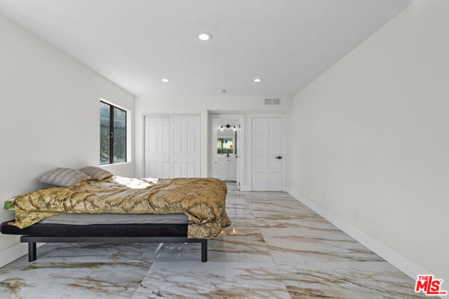 941 Yale Street, Santa Monica CA: https://media.crmls.org/mediaz/d095bf87-0ccd-4f5a-ad1b-c3c419c9a006.jpg