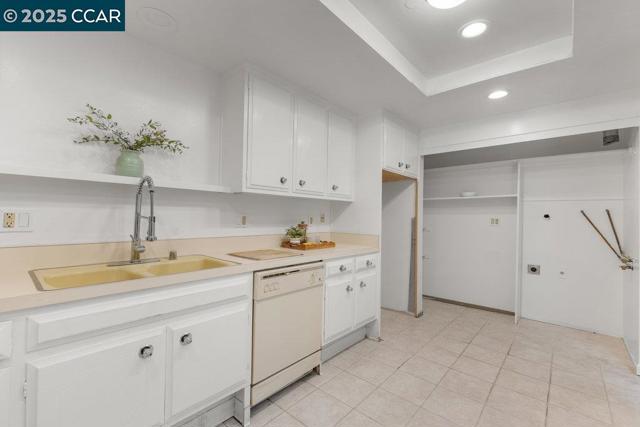 1833 Skycrest Dr, Walnut Creek CA: https://media.crmls.org/mediaz/d095e79f-1f45-4695-b4f5-9a3855e990d1.jpg