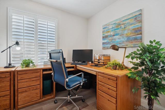 11353 Creekstone Ln, San Diego CA: https://media.crmls.org/mediaz/d096c29f-e6bc-44a2-82c0-ec3da06a0061.jpg