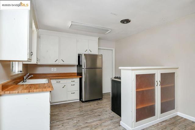 798 Oak St, Brentwood CA: https://media.crmls.org/mediaz/d09711b7-f4cd-459d-b083-51bbd01b7408.jpg