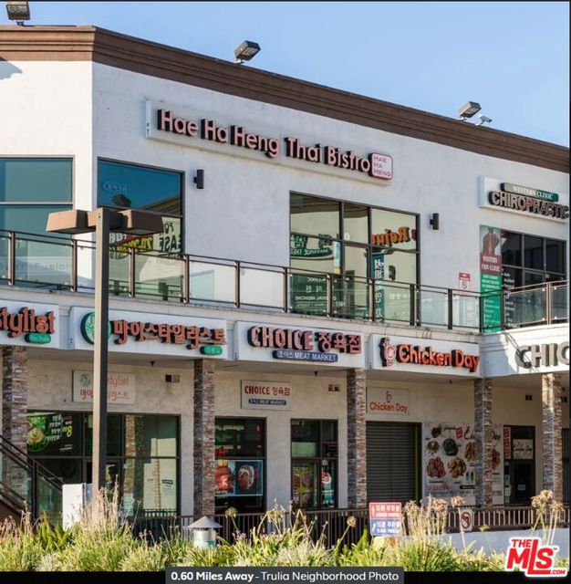 4832 Rosewood Avenue, Los Angeles CA: https://media.crmls.org/mediaz/d098b993-119e-4119-9b55-c61022ab055d.jpg