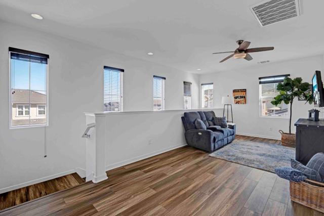 1061 Viognier Way, Gilroy CA: https://media.crmls.org/mediaz/d0992256-1510-45bb-814c-99085bf3782b.jpg