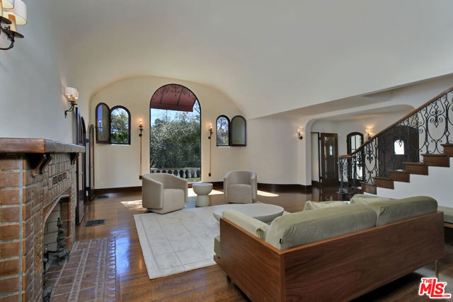 4352 Forman Avenue, Toluca Lake CA: https://media.crmls.org/mediaz/d09951e8-3f06-4a0c-873e-b95833e2595c.jpg