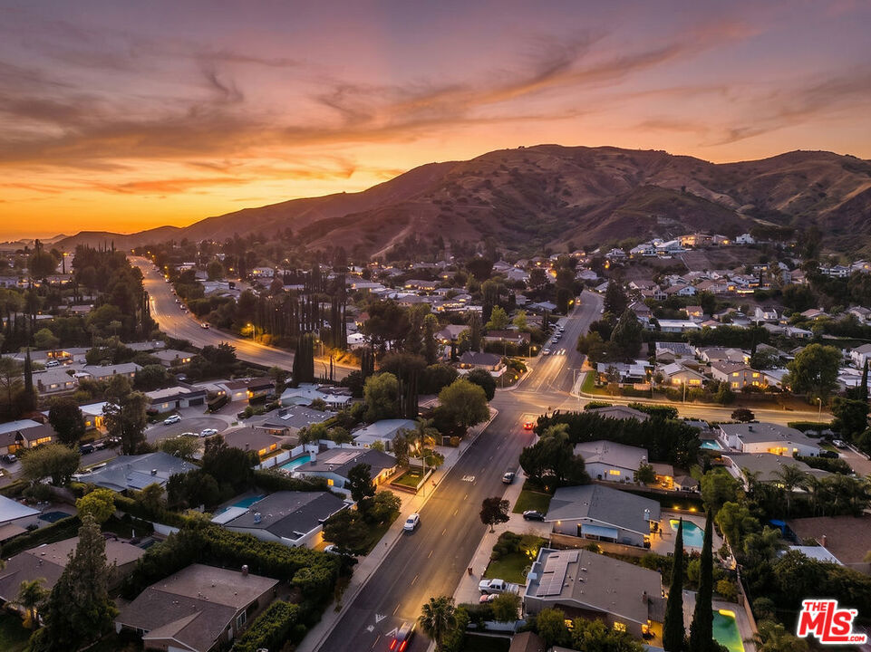 https://media.crmls.org/mediaz/d099bac4-dd06-4ad8-8917-f071287292de.jpg?preset=X-Large