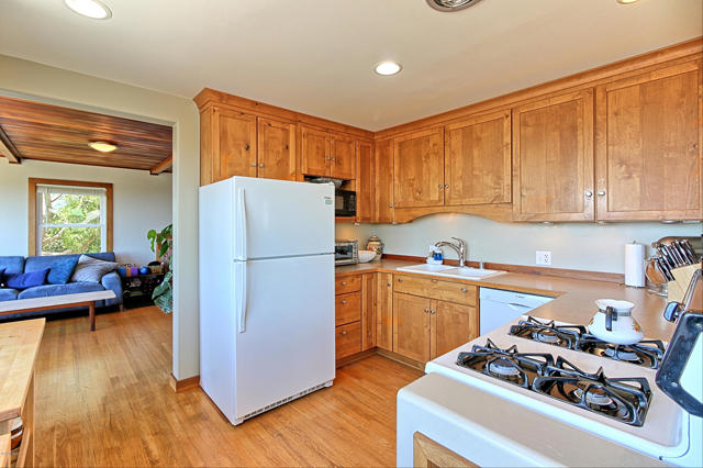 2108 Sunset Drive, Ventura CA: https://media.crmls.org/mediaz/d099d4a1-425f-4070-a55d-619ccace215d.jpg