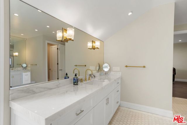 15515 Collina Strada, Los Angeles CA: https://media.crmls.org/mediaz/d099fc2e-da6c-4432-89cc-63c0df59c8f5.jpg