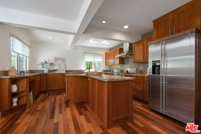 3471 Woodcliff Road, Sherman Oaks CA: https://media.crmls.org/mediaz/d09af6c8-816b-4f88-a7c7-606faefab457.jpg