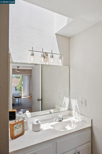 1017 45Th St, Emeryville CA: https://media.crmls.org/mediaz/d09b8325-86b7-4bc3-9ba2-337dffade4b1.jpg