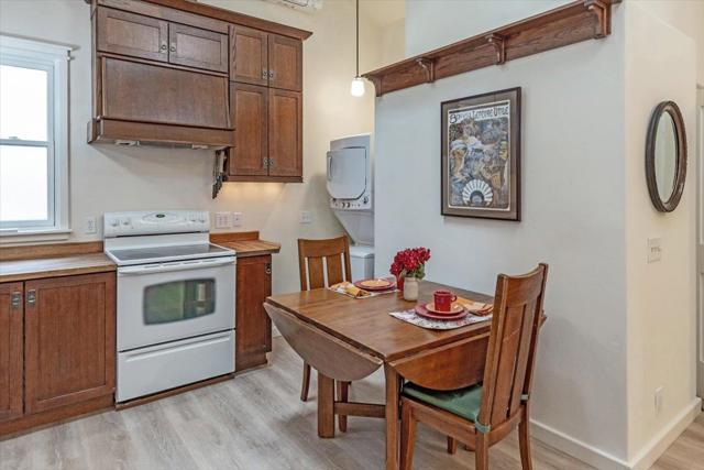 19140 Laurel Drive, Los Gatos CA: https://media.crmls.org/mediaz/d09cb072-f19f-4e13-b333-539bc6c1212b.jpg