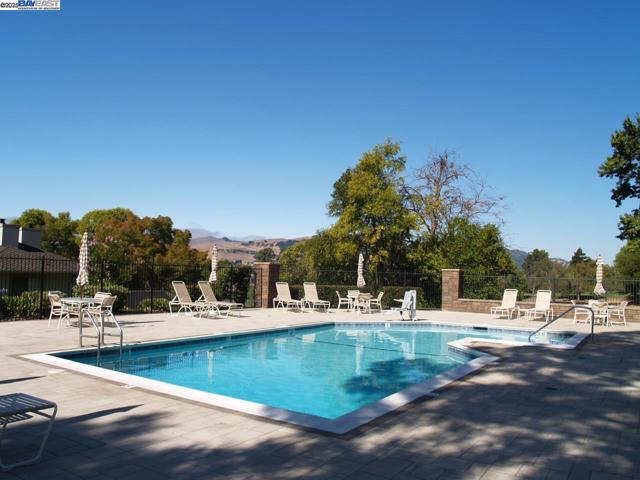 727 Paradise Valley Ct, Danville CA: https://media.crmls.org/mediaz/d09d5765-bae0-4f11-9be7-b922d95272f4.jpg